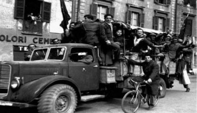Cremona. I partigiani sflilano nelle vie cittadine il 25 aprile 1945