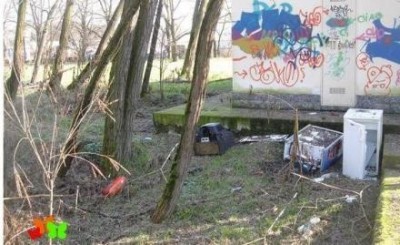 Cremona.Degrado la sporcizia regnano sovrani. Si tratta di un'area visibile a tutti i cittadini che passeggiavano verso il PO ( LUCI CR)