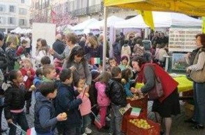 La Coldiretti distribuisce mele