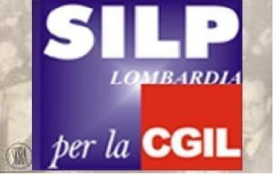 I poliziotti lavorano nella sporcizia.