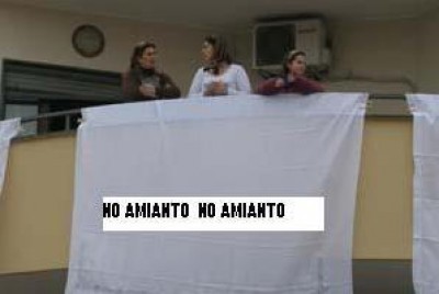 Lenzuola bianche contro discarica amianto