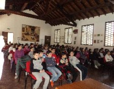 Gli alunni della scuola primaria davanti alle immagini dei bambini dell’Uganda