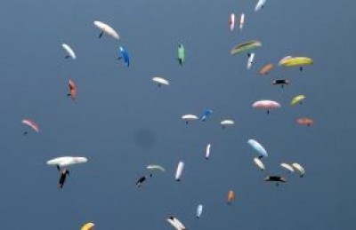 Ali colorate di deltaplani e parapendio nei cieli del Veneto e della Liguria