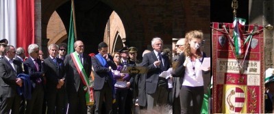 Cremona festeggia il 25 aprile 2012. Fischiati  Perri e Salini | Video