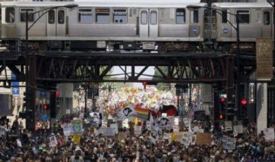 La manifestazione di Chicago contro la Nato