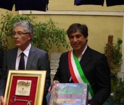 Alfio Piva riceve le chiavi della città di Ostiglia