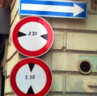 Crema.Cartelli stradali anomali