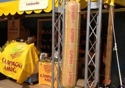 Un maxi “siluro” di provolone Dop dalla Lombardia