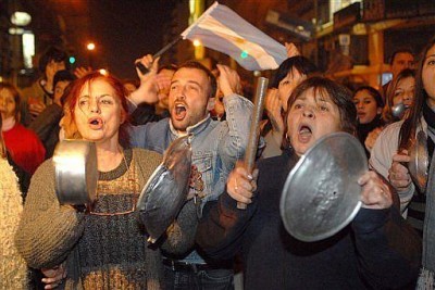 Cacerolazo davanti al consolato argentino