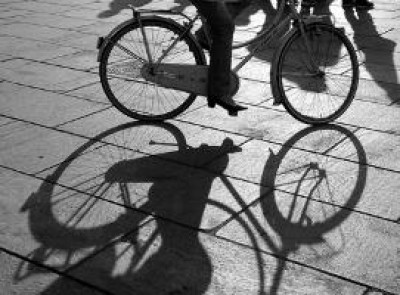 Ricollocati i porta biciclette posizionati davanti alla stazione ferroviaria
