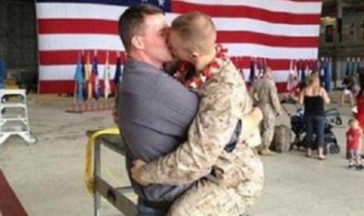 Bacio gay di due militari USA fa il giro del mondo.