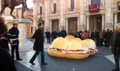 Un panino gigante al Sindaco Alemanno.
