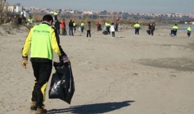 “SI APRE LA CACCIA … AI  RIFIUTI IN RIVA AL MARE”.