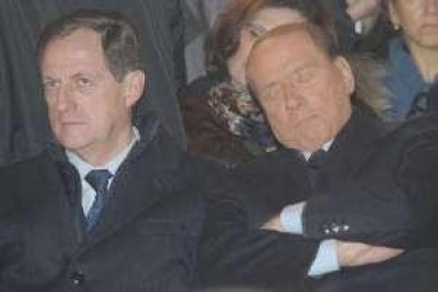 Esalta  Mussoilini in cerca dei voti nostalgici.    RAR