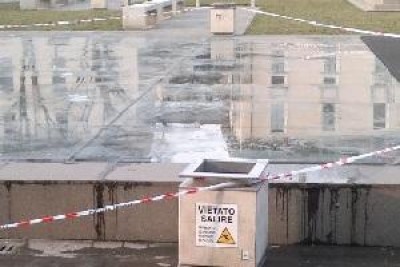 Pavimento bagnato in piazza Marconi. E pensarci prima?