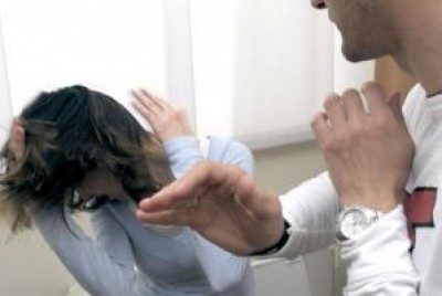 Padre condannato per lesioni.Le figlie affidate a lui