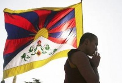 La bandiera tibetana esposta in Comune | S.Ravelli