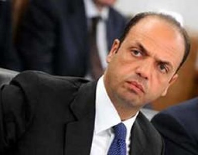 UN ANGELINO ALFANO MOLTO…INFASTIDITO | A.De Porti