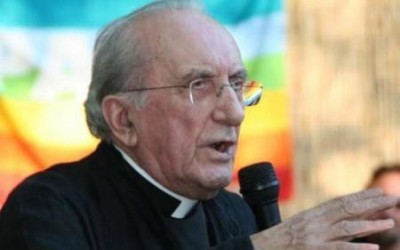 Il saluto di un uomo ombra a Don  Gallo