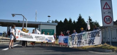 Successo del sit-in  contro la Ti-Bre al casello autostradale di Fornovo 
