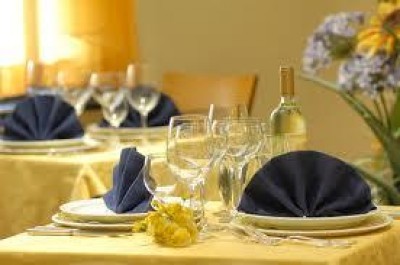 La strana estate dei ristoranti italiani . I clienti preferiscono comprare cellulari| M.Scibilia