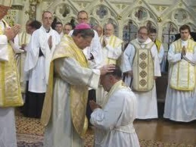 Vescovo cattolico sostiene che l’omofobia è la vera malattia, non l’omosessualità |R.Russo 