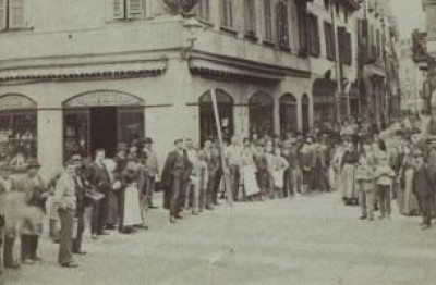 Foto di gruppo. Cremona - Via Solferino (lato piazza Roma)