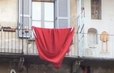 Cgil un drappo rosso il 25 novembre contro violenza alle donne.