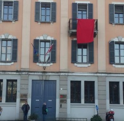 La Cgil contro la violenza delle donne espone drappo rosso.