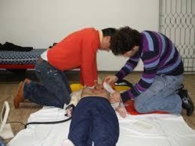 ANCHE ALLA PISCINA COMUNALE C'E ORA UN DEFIBRILLATORE