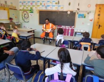 Madignano.La prima classe della primaria conosce l'autista del suo scuolabus