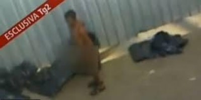 Nudi all'aperto.Disinfettati come animali