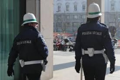 POLIZIA LOCALE salva donna dalle violenze del marito