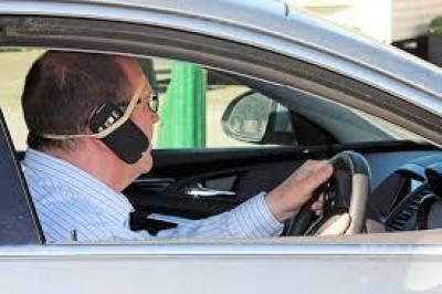 Roma La maggior parte degli automobilisti non usa i cellulari con auricolare