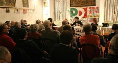 Saletta del circolo Pd Duemiglia gremita per l'incontro con Gianluca Galimberti