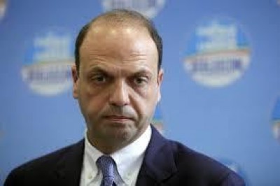 ALFANO : “BERLUSCONI CIRCONDATO DA INUTILI IDIOTI”.| A. De Porti