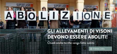 MILANO MODA: FLASH MOB ANIMALISTA ALLA SFILATA DI CAVALLI