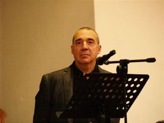 Appello di un uomo ombra ai politici italiani