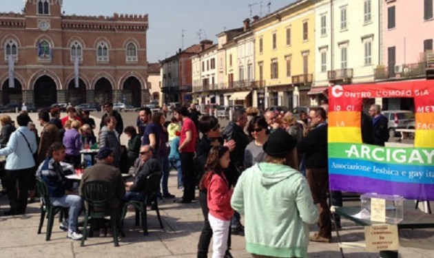 Casalmaggiore. Le sentinelle sedute per i diritti di tutti.