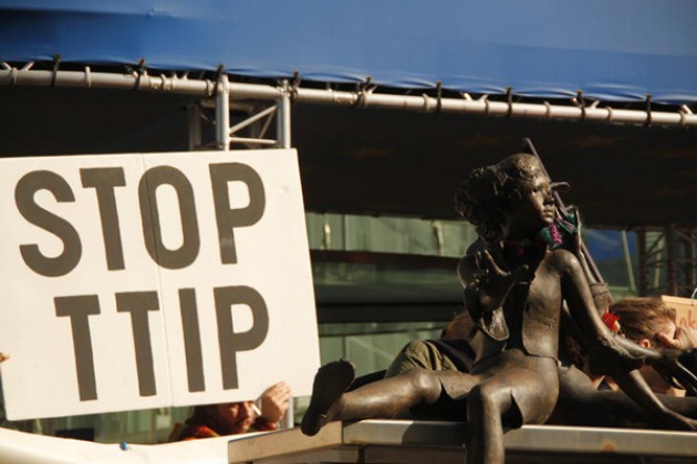 Fermiamo trattato di liberalizzazione commerciale USA-UE