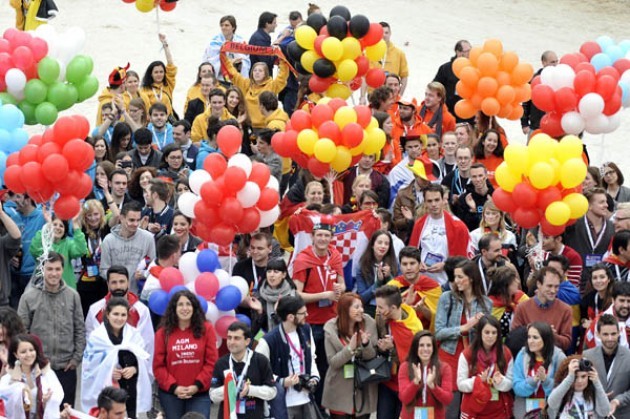 800 studenti Erasmus da tutta Italia sfilano per le vie della città