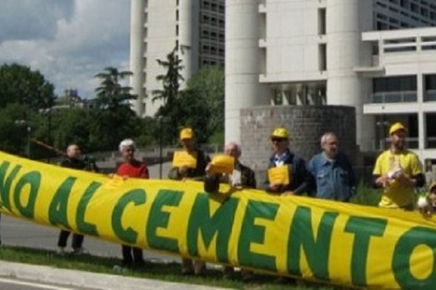 Troppo suolo agricolo consegnato ad asfalto e cemento