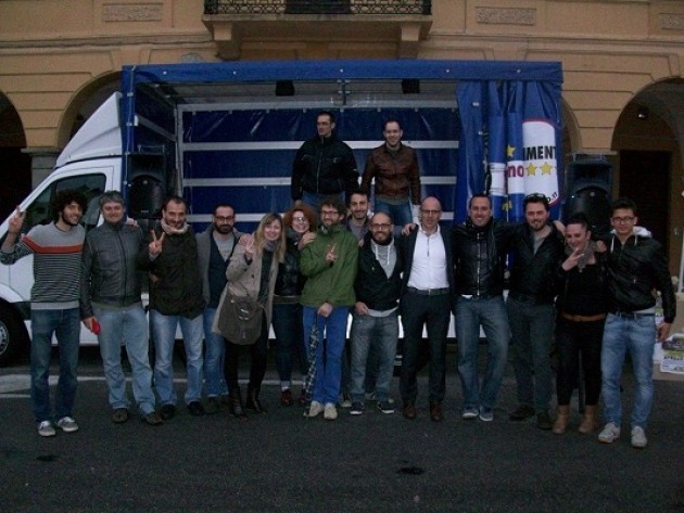 Soresina. La piogga non ferma il tour del M5S la voglia di informarsi.