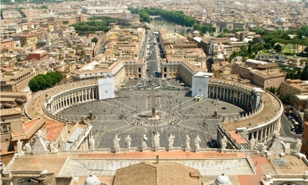 A San Pietro, la chiesa canonizza due papi. Anzi, tre | Valerio Gigante