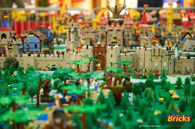 Invasione dei mattoncini Lego a Cremona