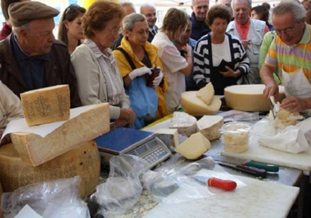 Milano. Piazza Castello, verso le 100.000 persone al primo farmers’ market