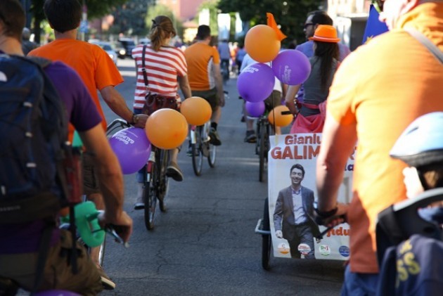Galimberti Sindaco. In tanti alla biciclettata colorata di arancione e viola