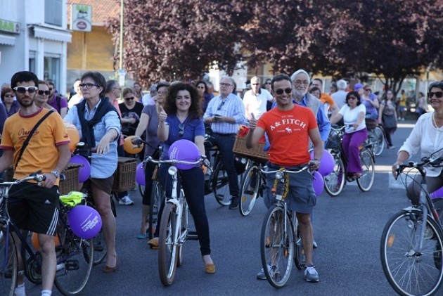 Galimberti Sindaco. In tanti alla biciclettata colorata di arancione e viola