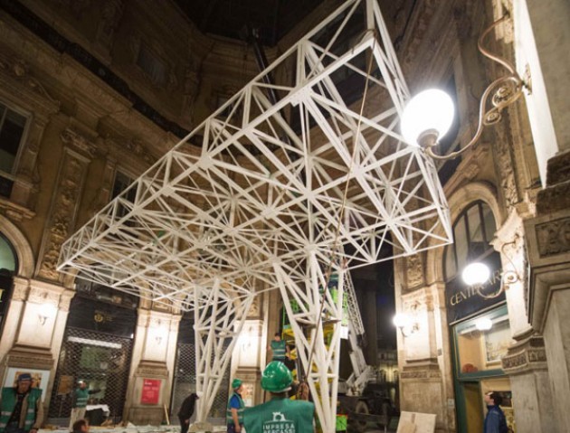 Milano. Galleria Vittorio Emanuele II, spostato primo ponteggio mobile