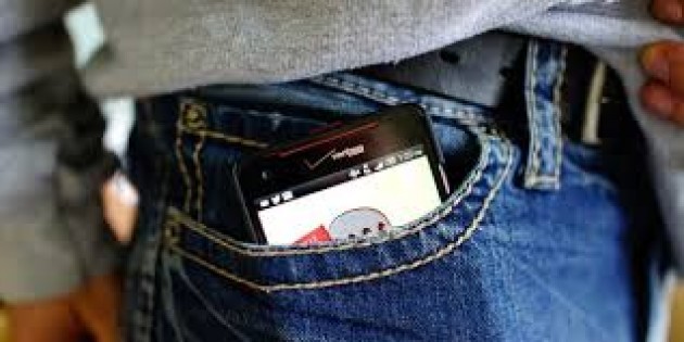 GRAN BRETAGNA - Telefonino in tasca pericoloso per gli spermatozoi maschili